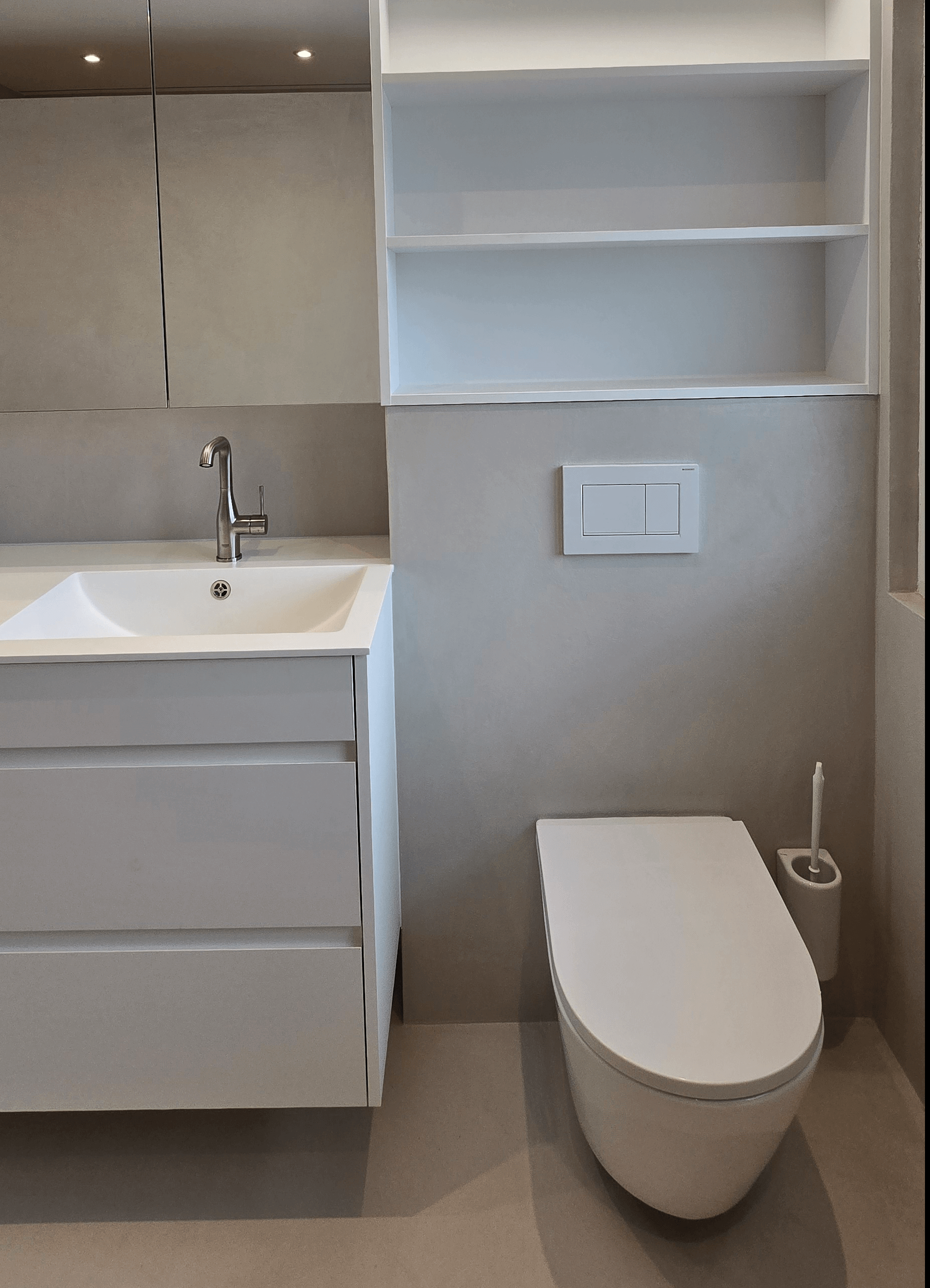 Badezimmer-Moebel in weiss matt, grifflos, weisse Kompaktplatte als Arbeitsplatte, offenes Regal