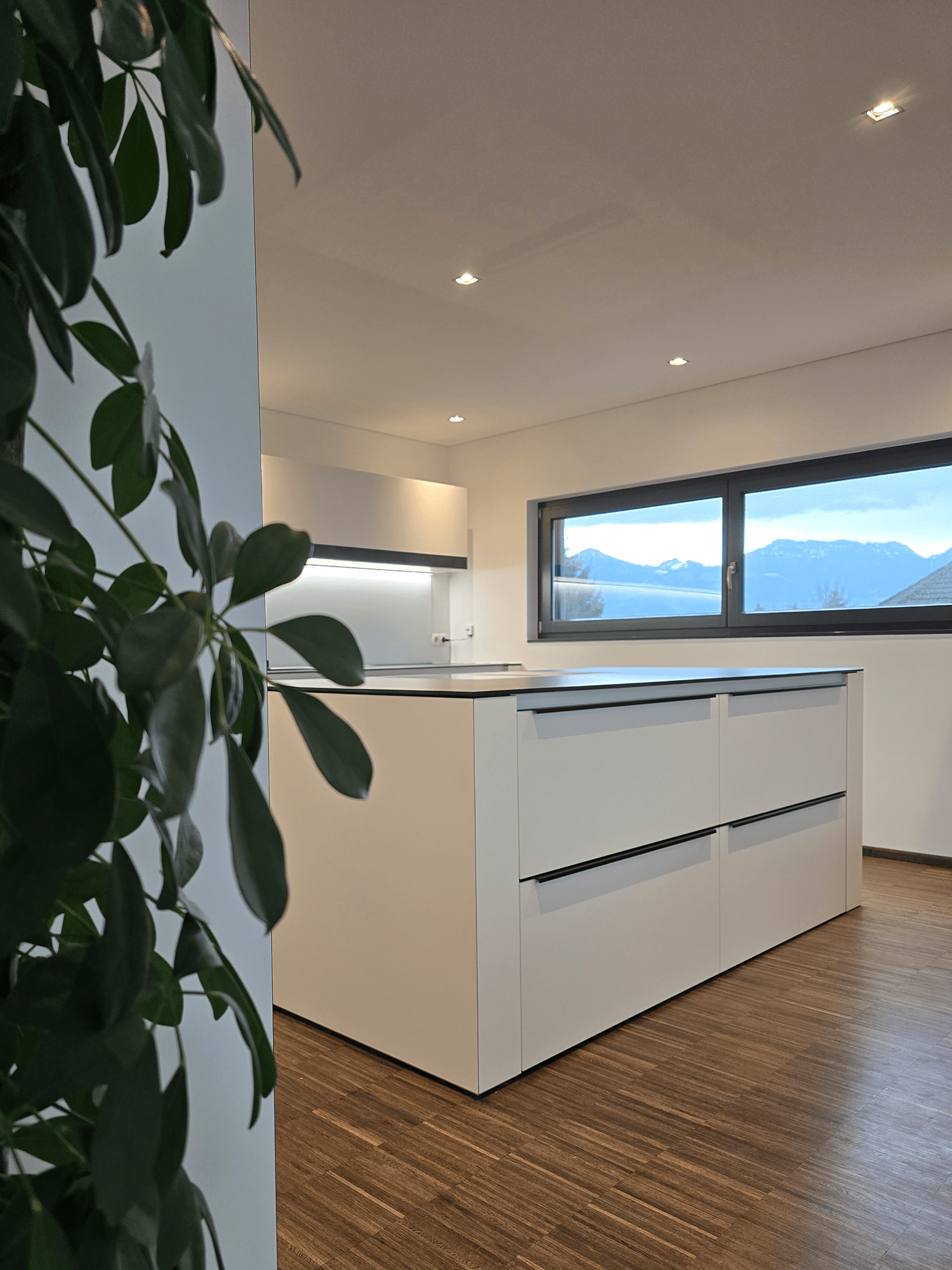 Helle, moderne Kueche nach Frontentausch – funktional und stilvoll erneuert