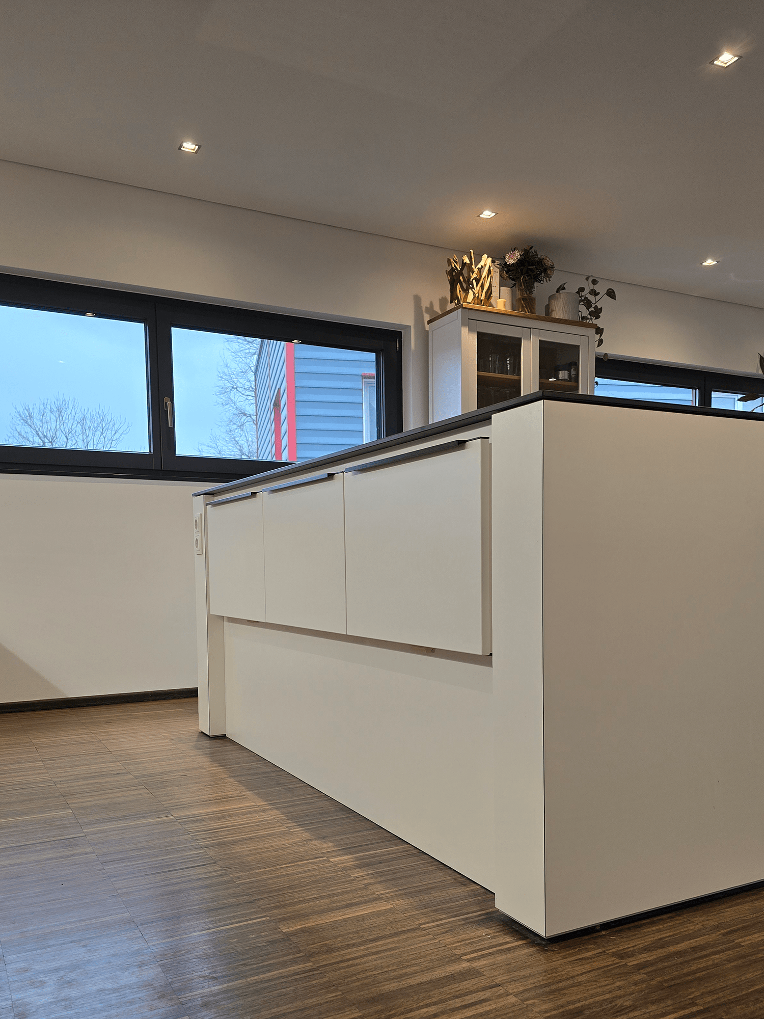 Moderne Kueche mit schwarzen Griffen und massgefertigten Fronten vom Tischler