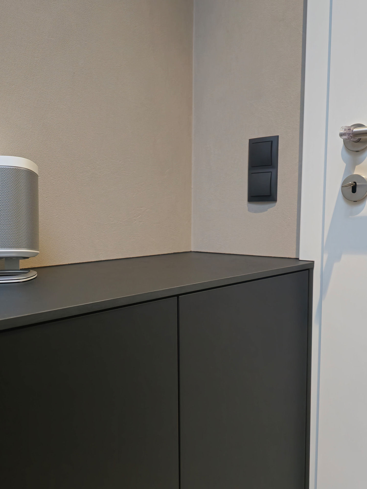 badmoebel nach mass in mattschwarz mit integrierter ablage