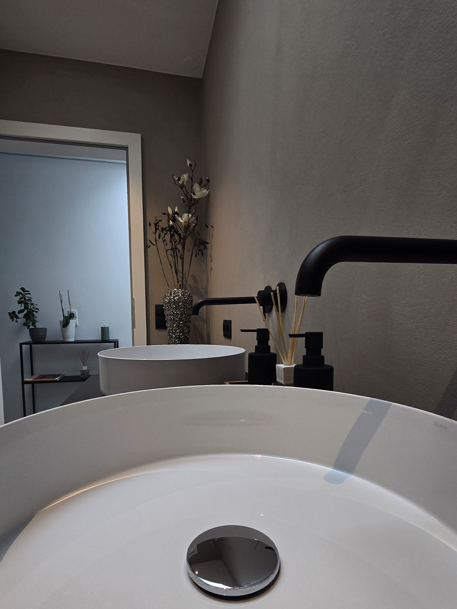 griffloser waschtisch mit aufgesetzten becken und wandarmaturen