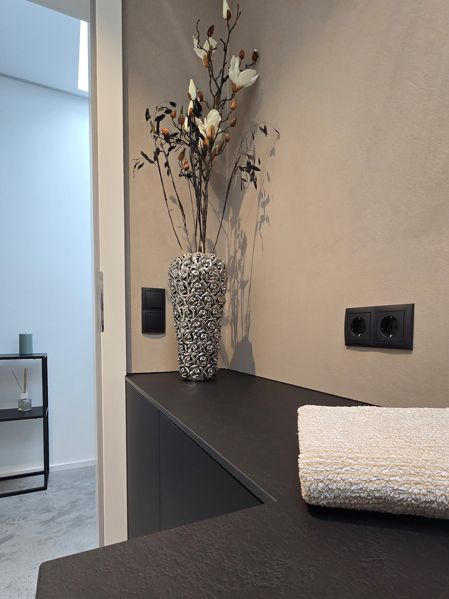 stilvolles bad mit schwarzer waschtischanlage und heller wandgestaltung