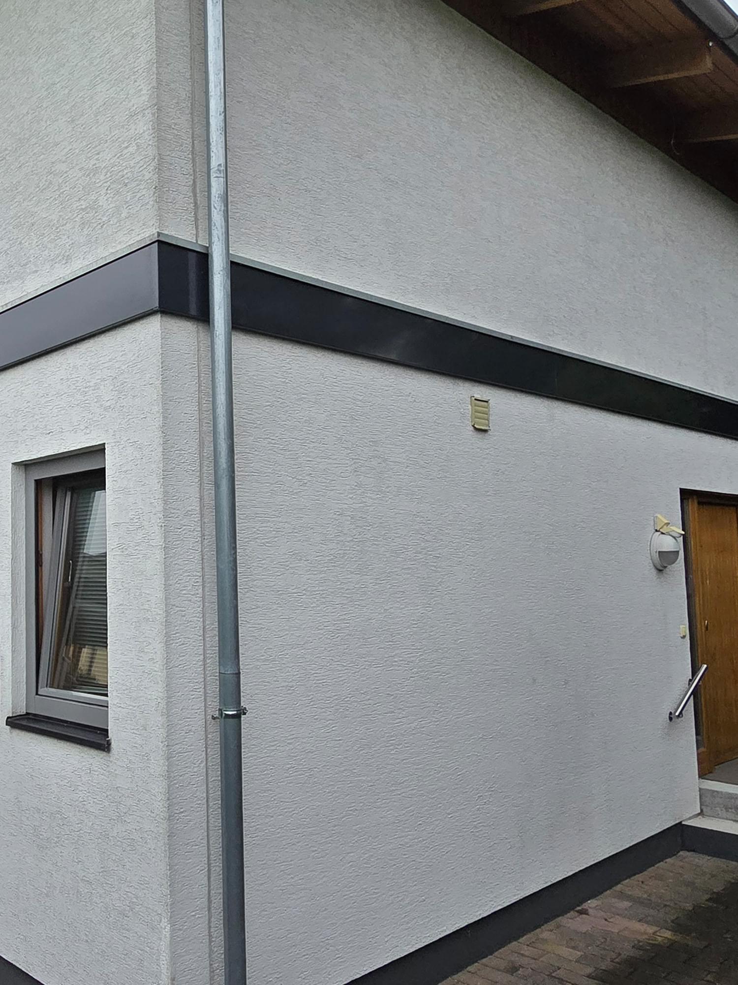 fassade nachher mit stilvoll verkleideten holzbalken in anthrazit