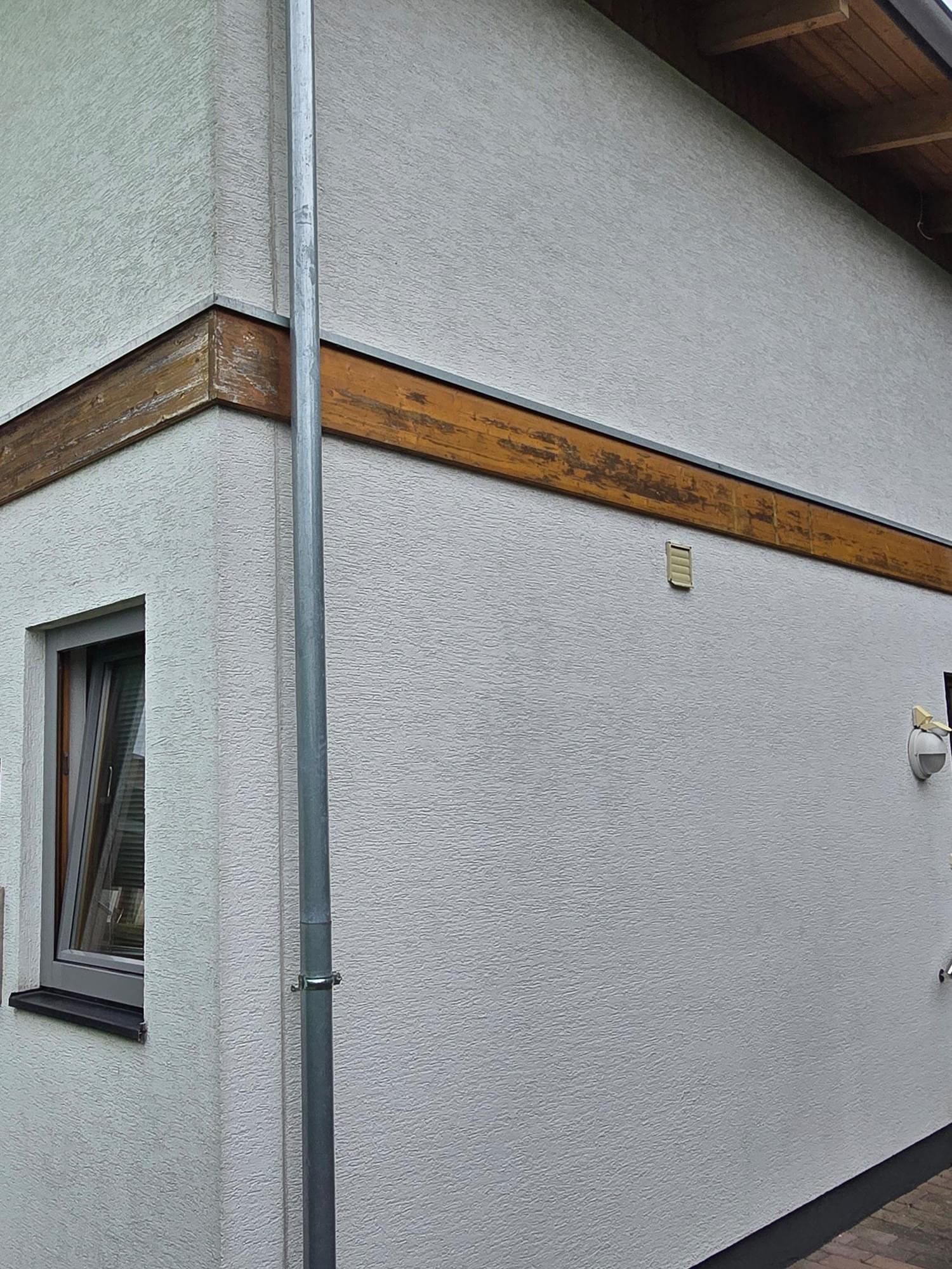 fassade vorher mit holzbalken