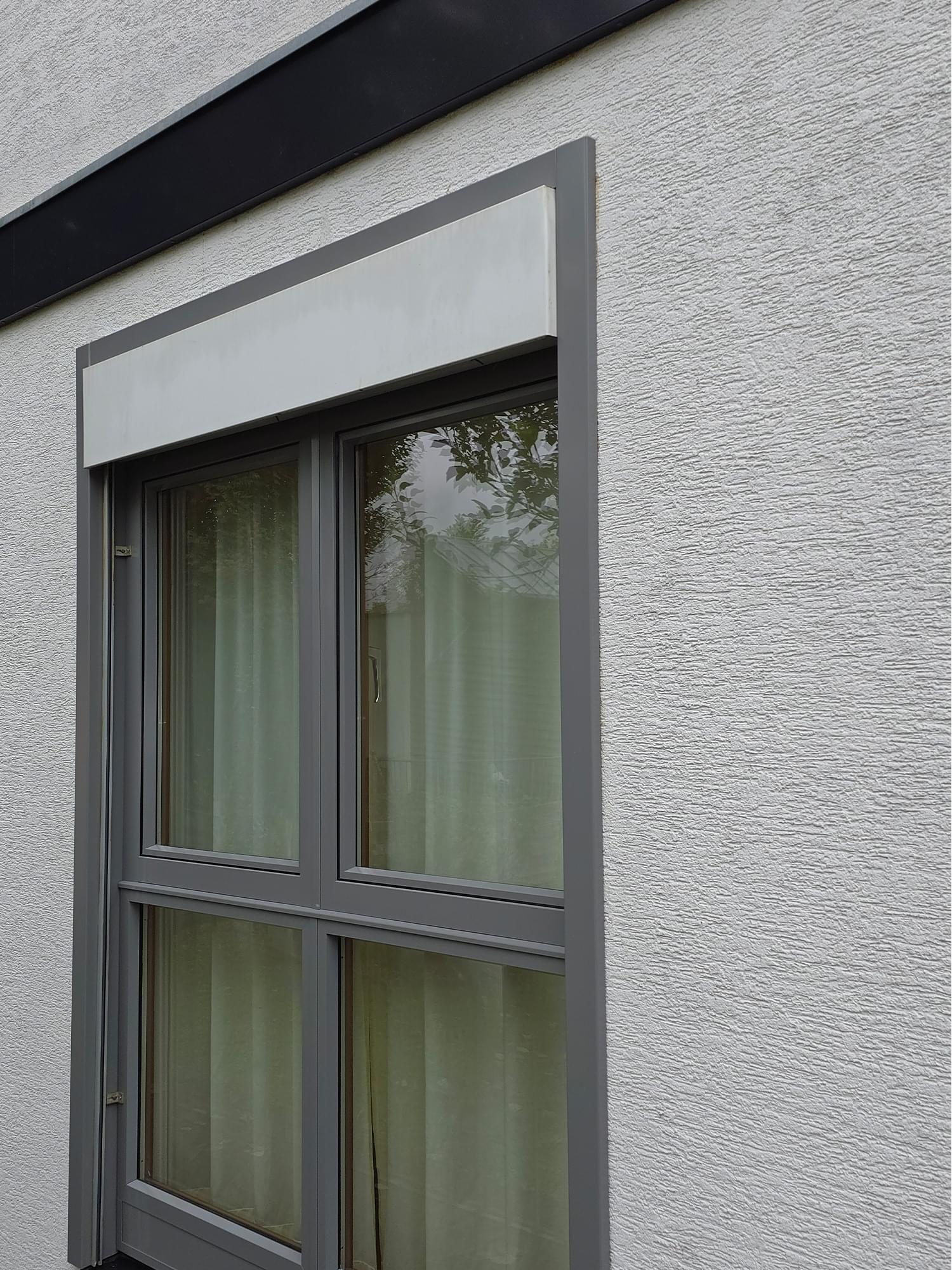 kombination aus fenster modernisierung und balkenverkleidung