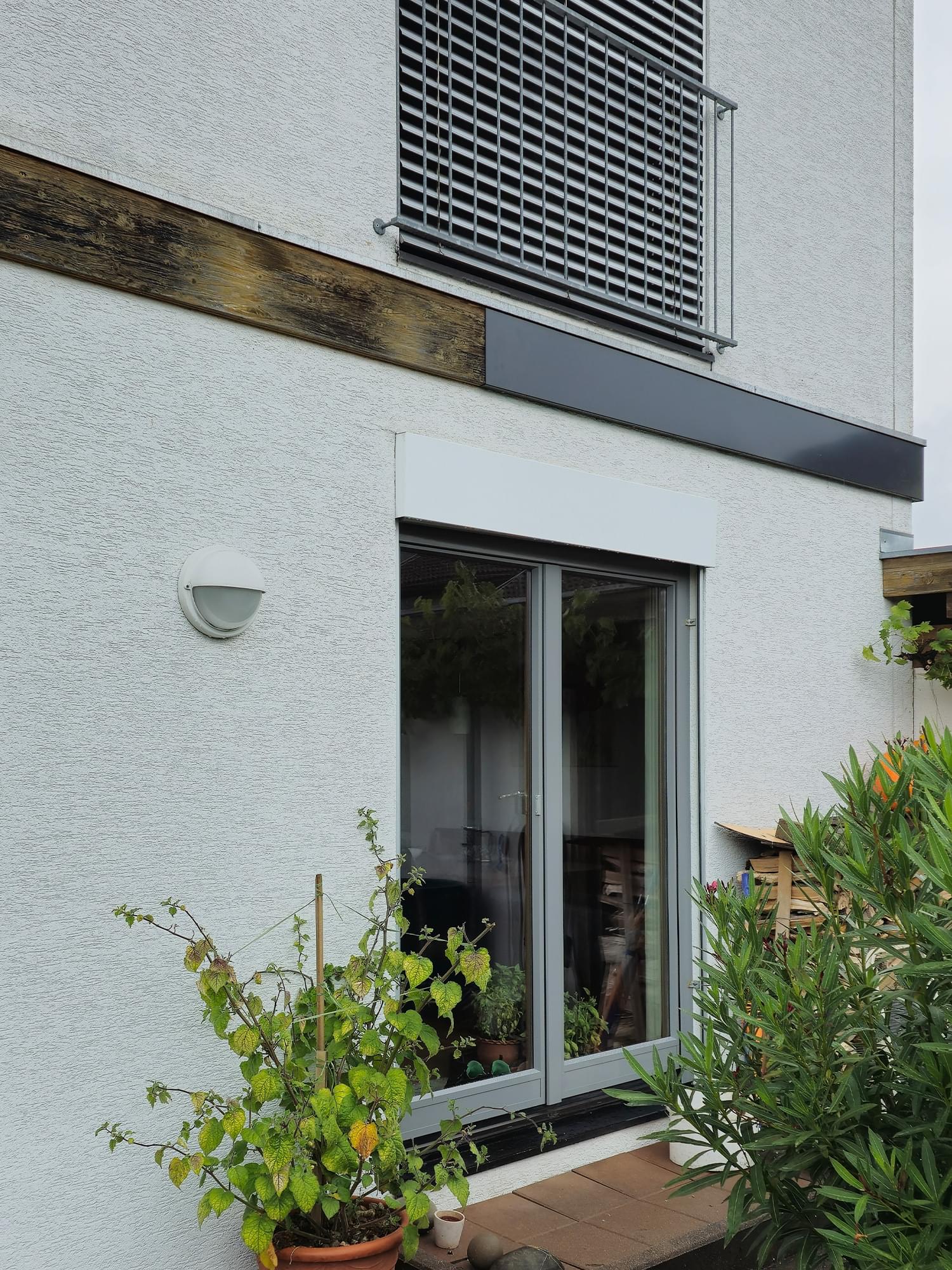 kombination aus fenster modernisierung und balkenverkleidung