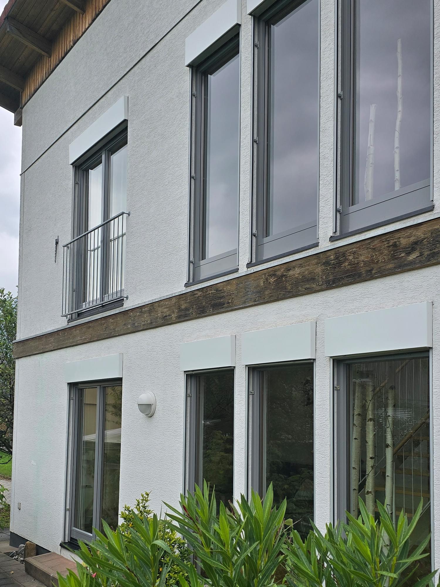 aluminium fensterverkleidung in hellgrau mit klaren linien