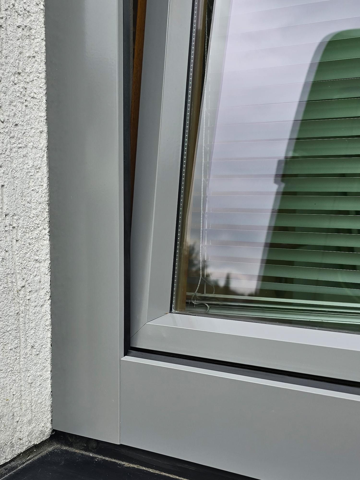 detailaufnahme einer modernen fensterverkleidung aus aluminium