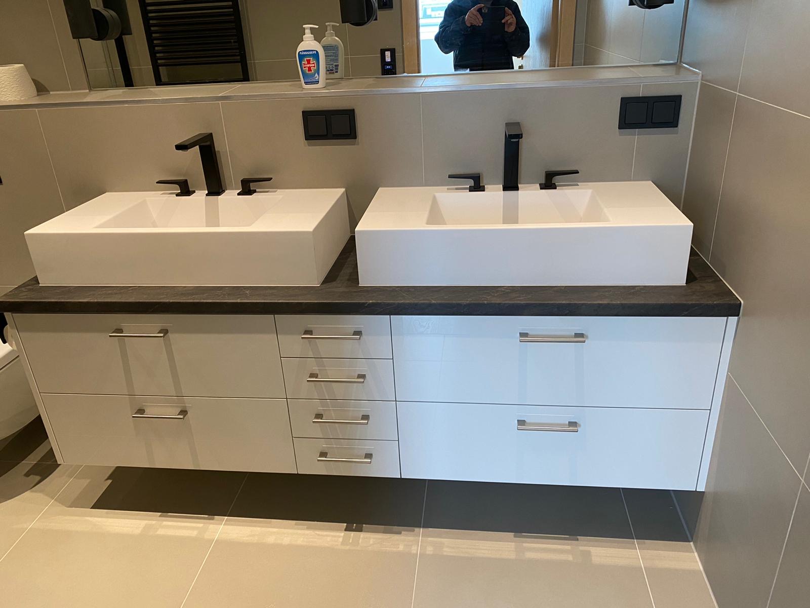 Badezimmer modern in weiß, Arbeitsplatte mit Steinoptik, modernes aufgesetztes Waschbecken mit schwarzen Armaturen