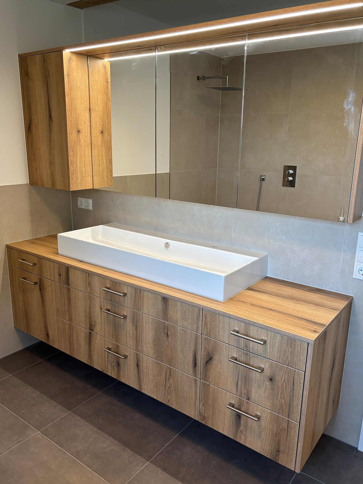 Badezimmer neu in Eiche Rustikal mit Spiegelschrank