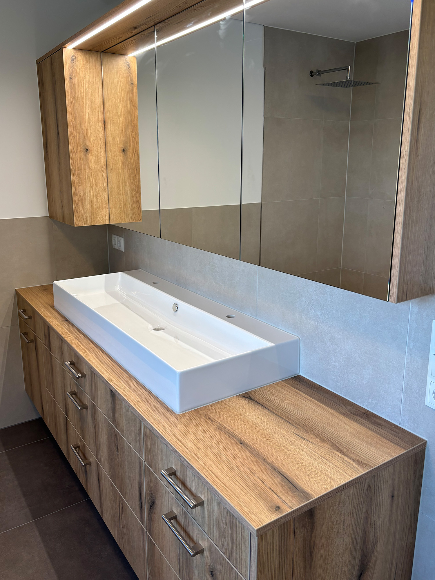 Badezimmer neu in Eiche Rustikal mit Spiegelschrank