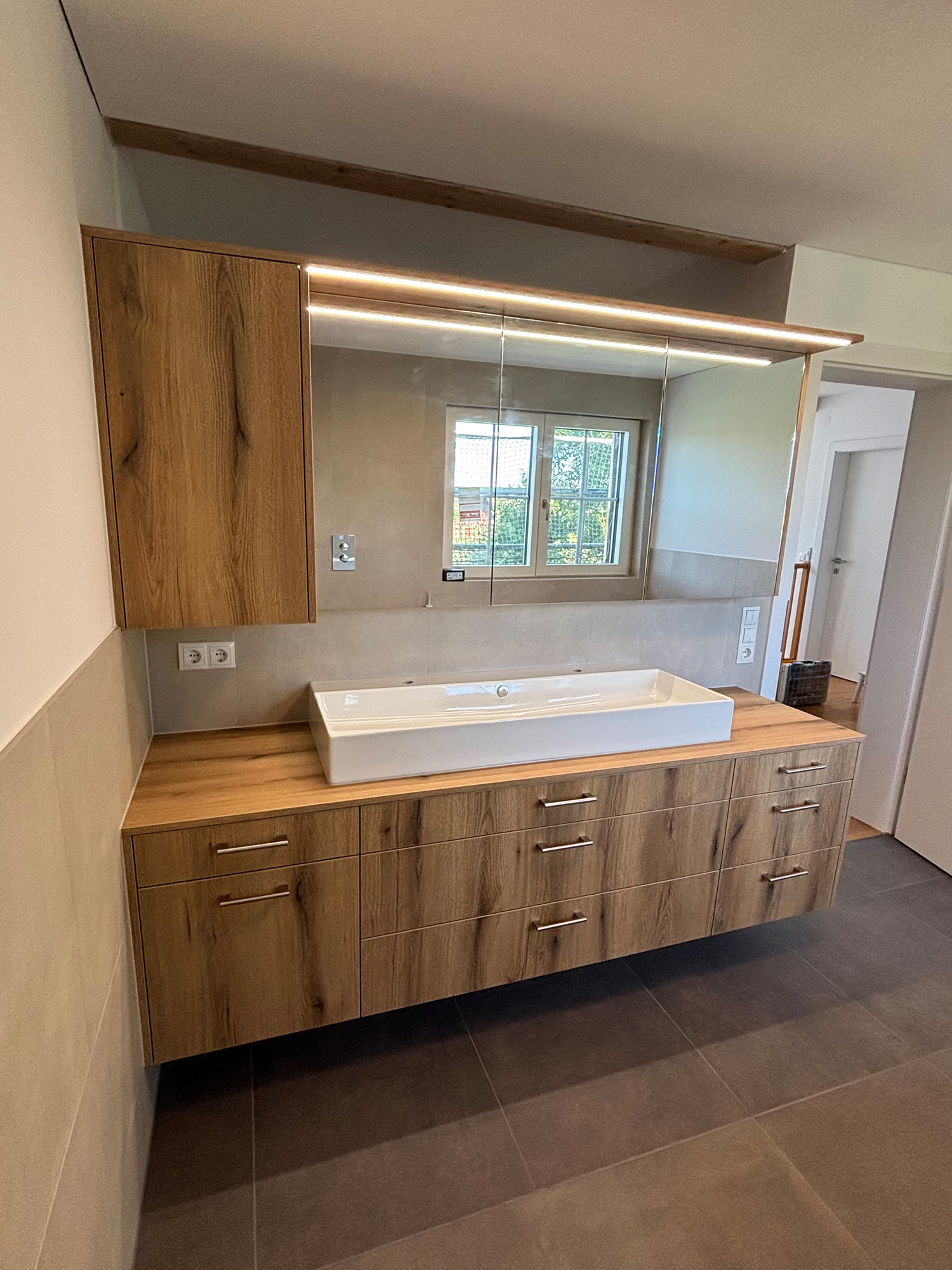Badezimmer neu in Eiche Rustikal mit Spiegelschrank