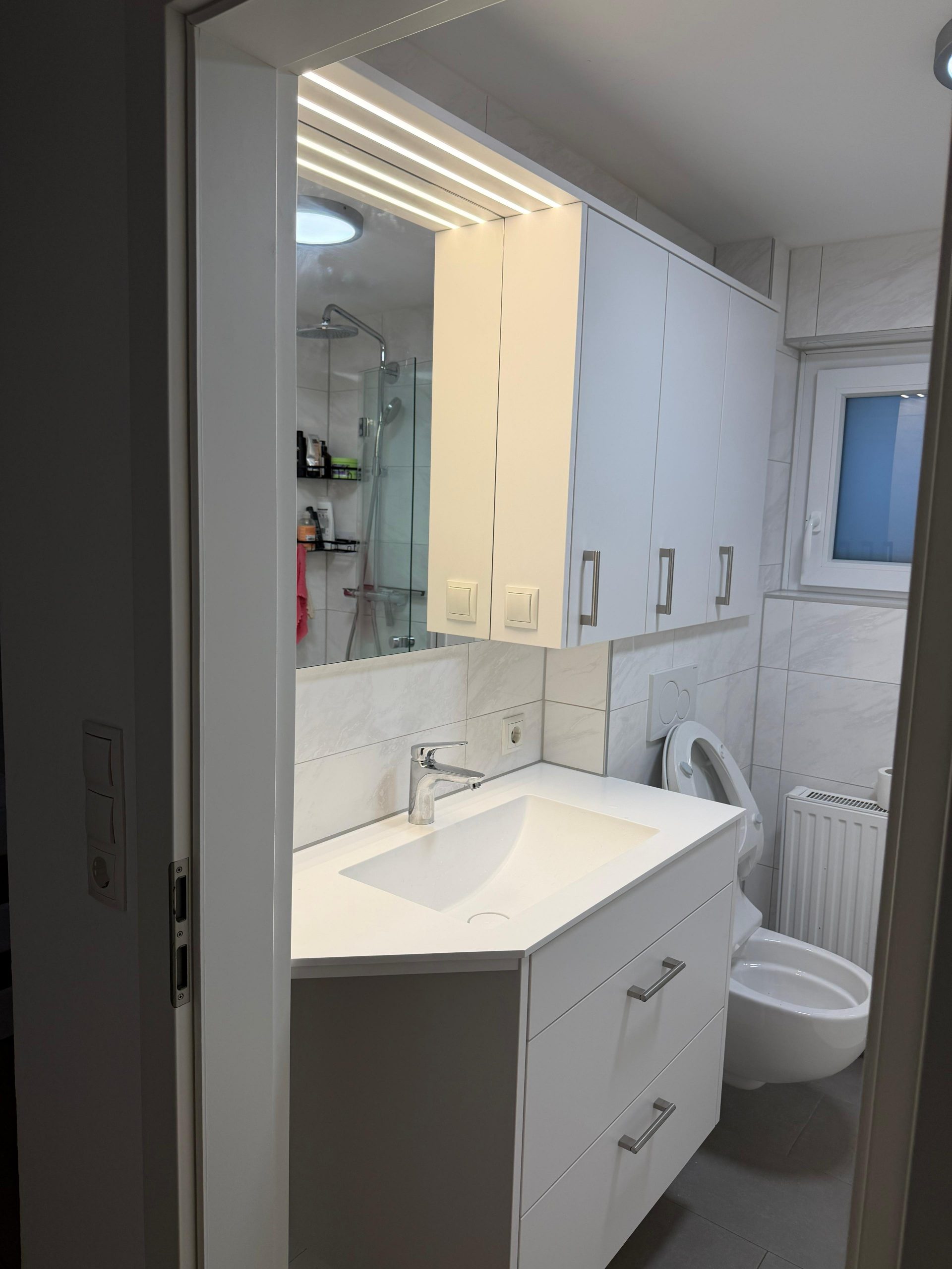 badezimmer-Möbel neu mit Waschbecken und Led