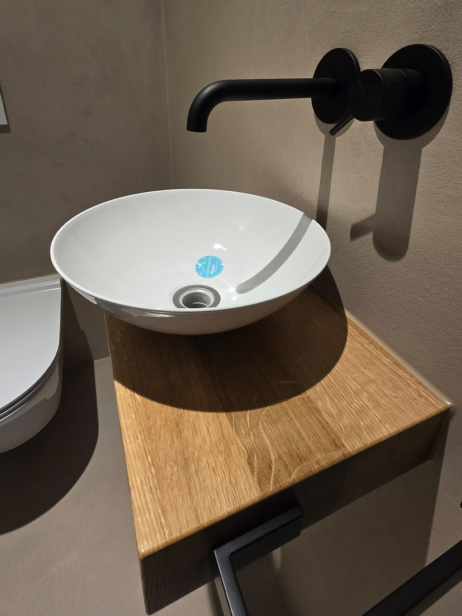 Waschtisch Massivholz Eiche und Wandarmatur