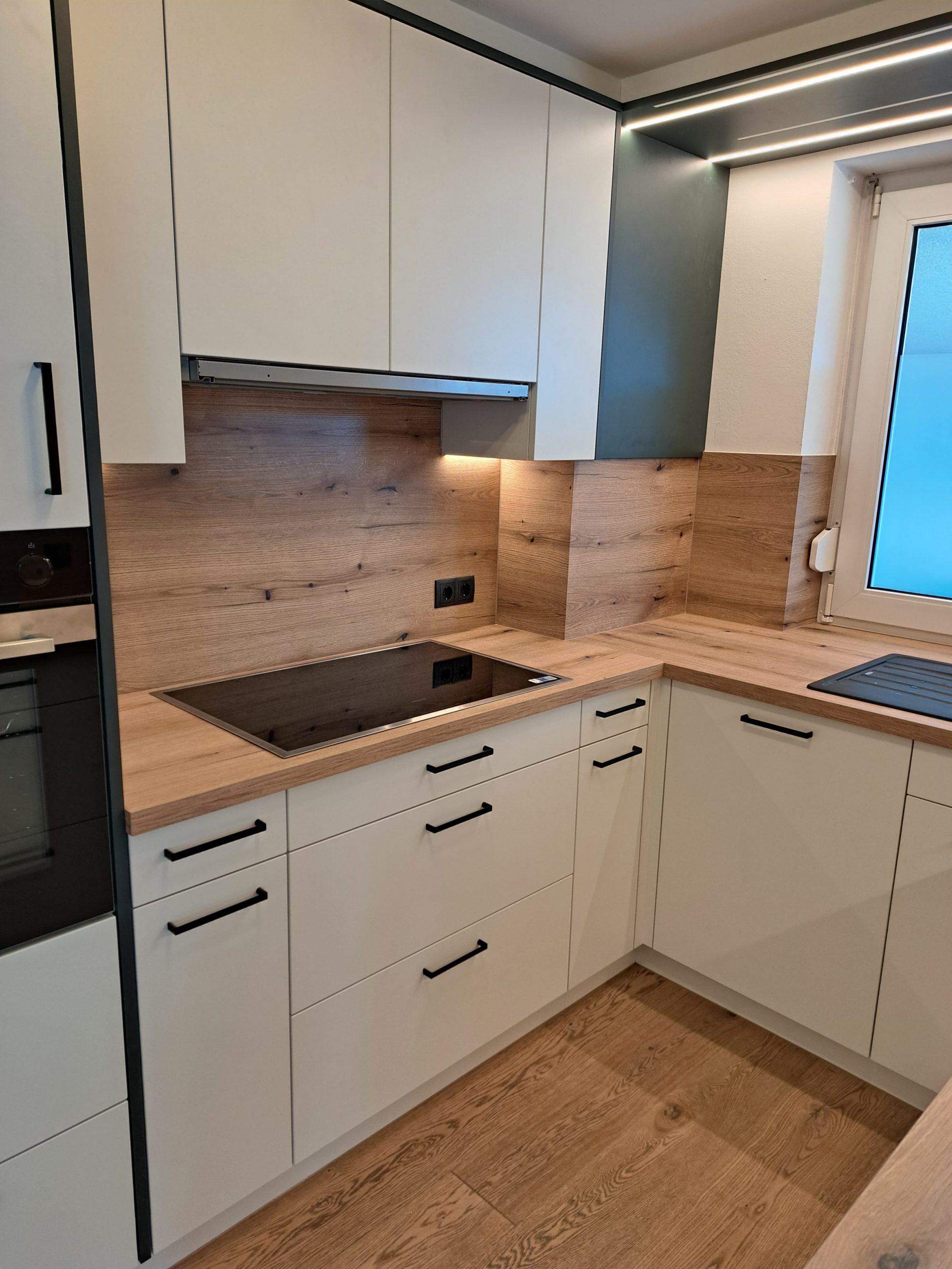 Die neue Küche in matt weiß, eiche und Dark green akzenten