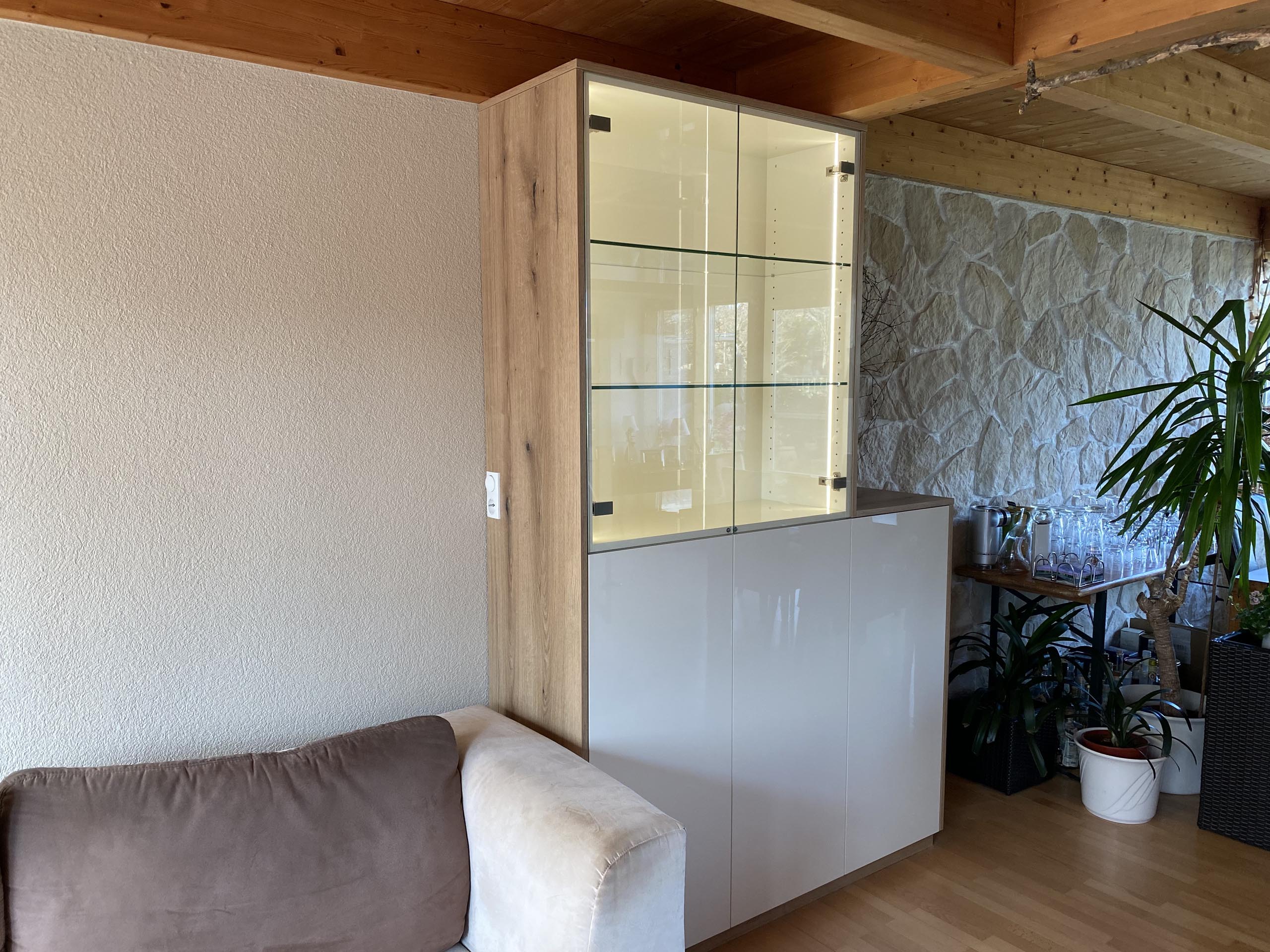 Wohnzimmerschrank Asteiche mit Vitrine und Ablagefläche