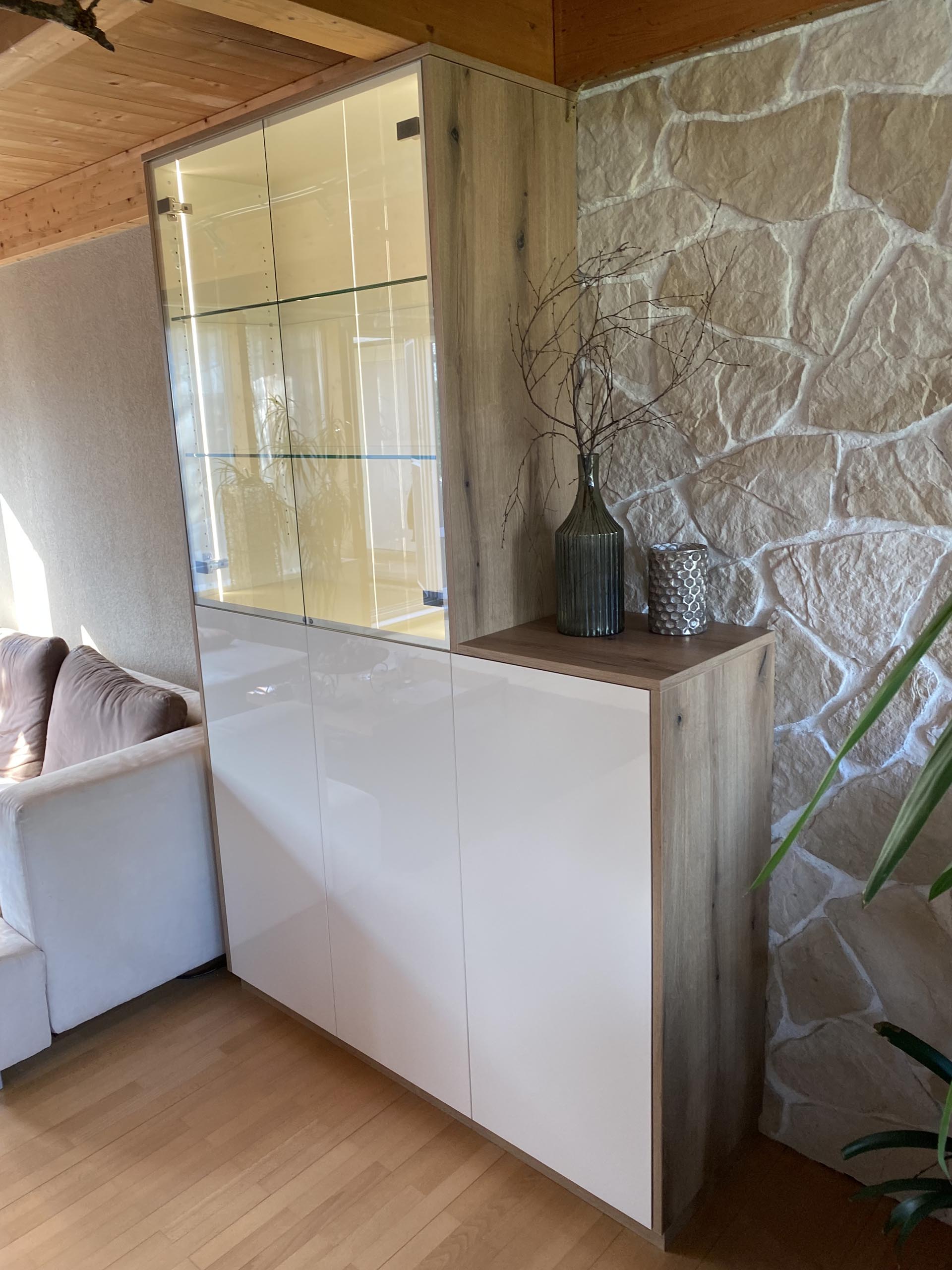 Wohnzimmerschrank Asteiche mit Vitrine und Ablagefläche, tip-on