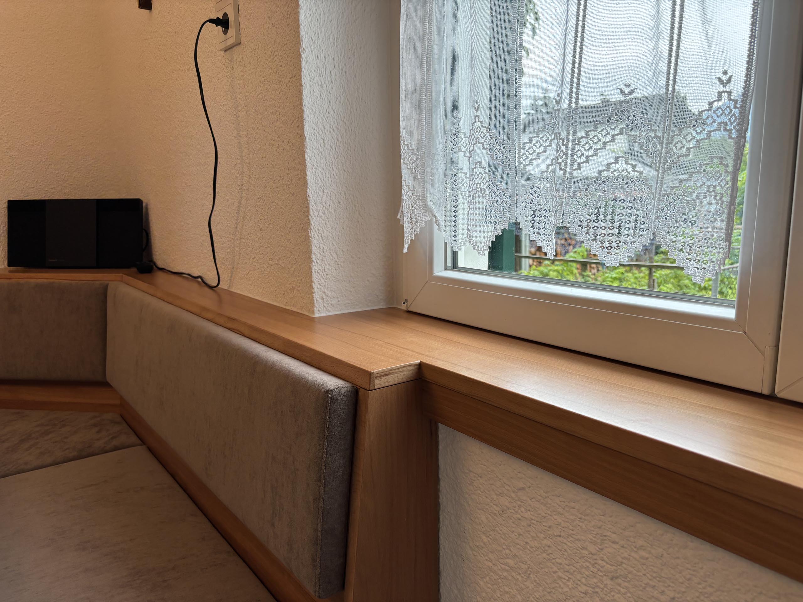Eckbank mit Fensterbank aus einem Guss