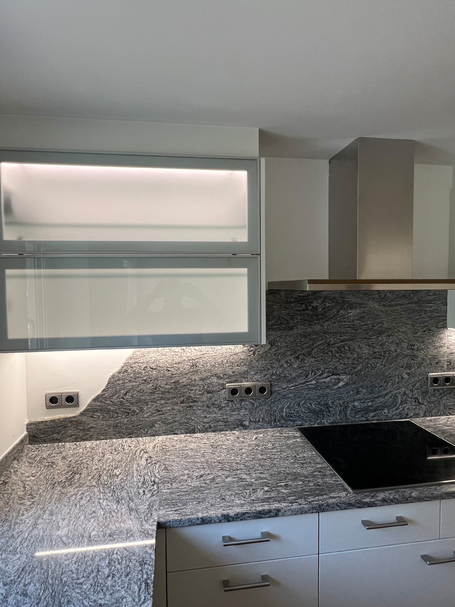 Küchenrenovation mit Naturstein-Arbeitsplatte