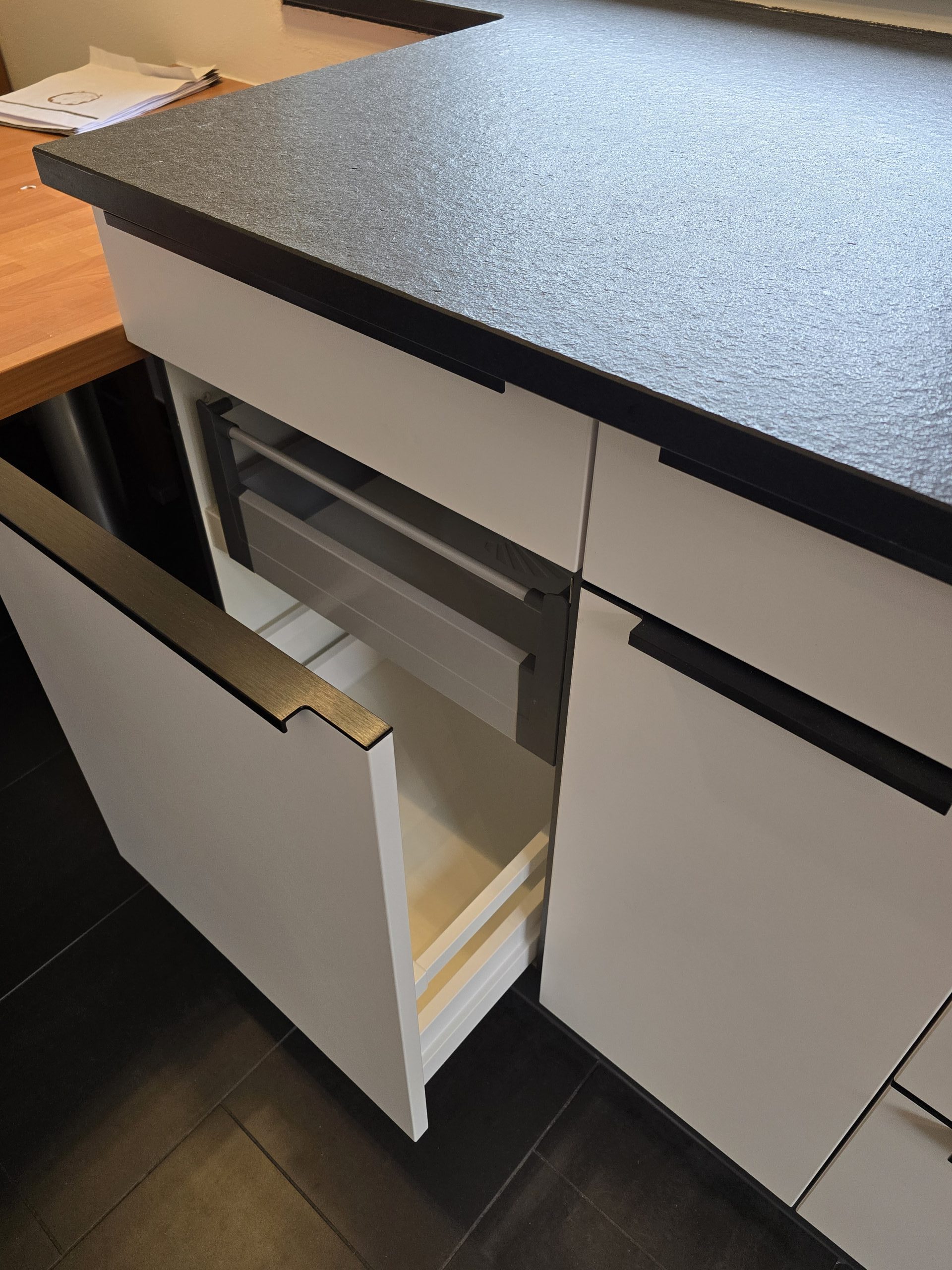 Auszug und Naturstein Arbeitsplatte