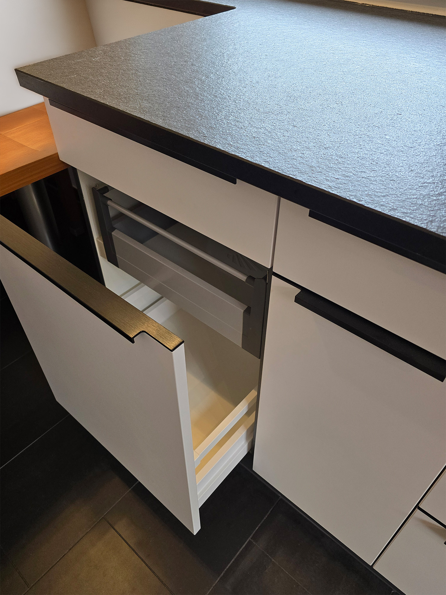 Küchen Lade, Weiße Fronten und Naturstein Arbeitsplatte