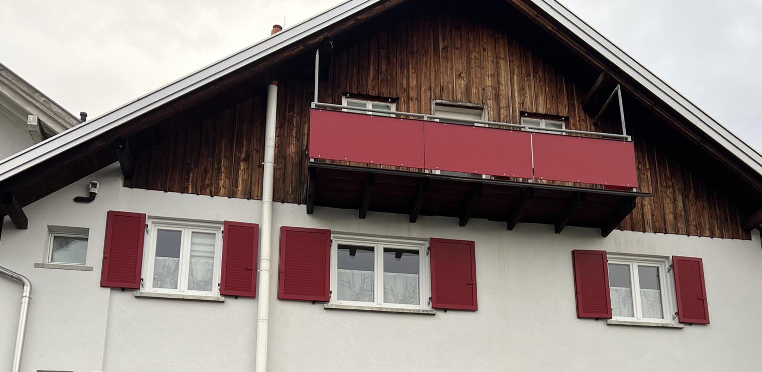 neue rote Fensterläden