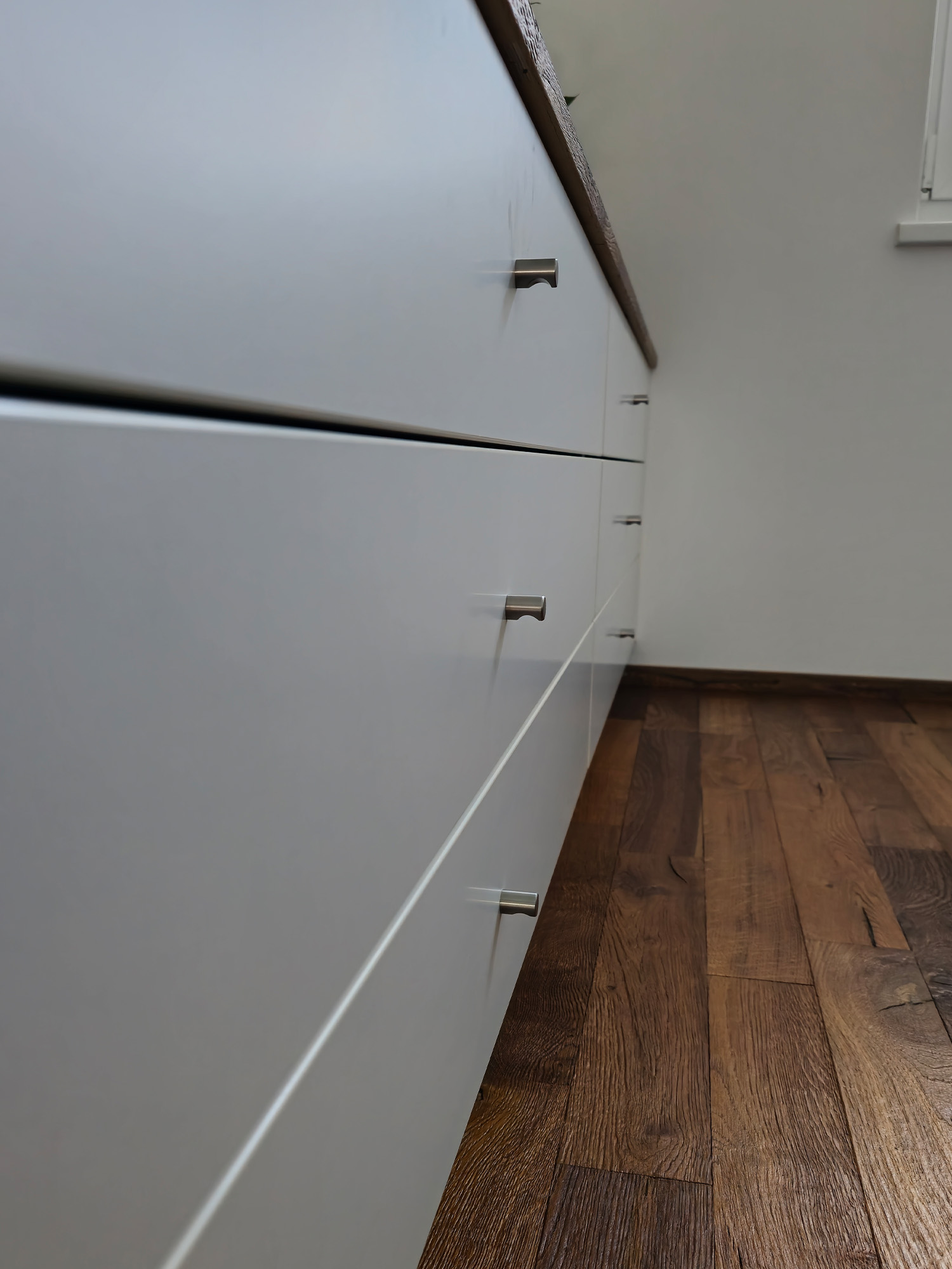 Wohnzimmer Möbel mit boden und wandverkleidung, weiße Fronten