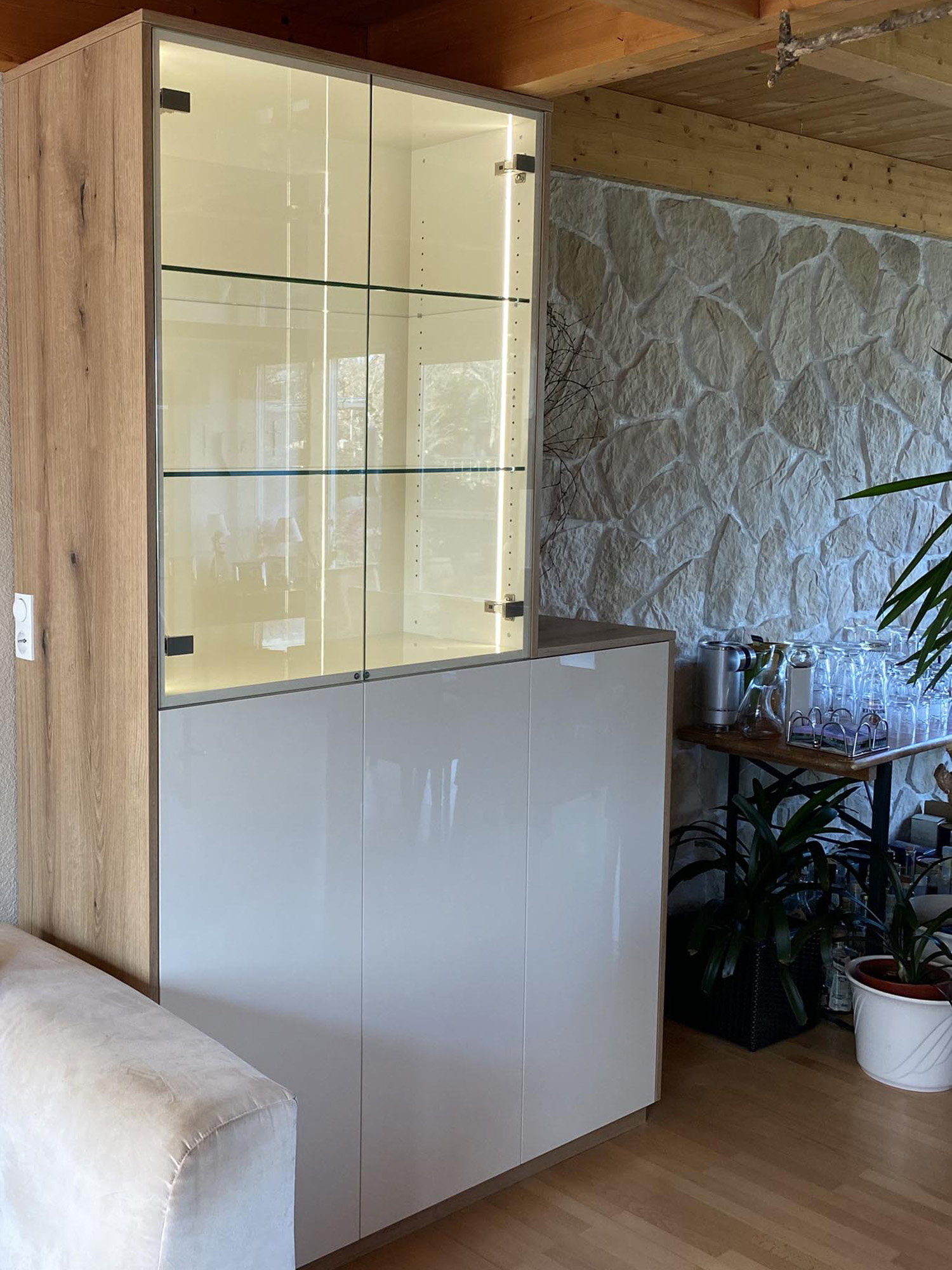 Wohnzimmerschrank Asteiche mit Vitrine und Ablagefläche
