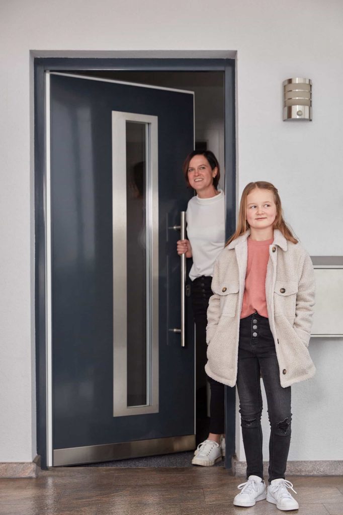 Wohlfink Türe Mutter und Tochter